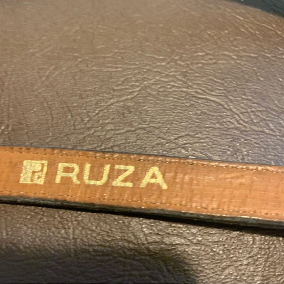 Vintage 1980's RUZA Red Leather Waist Belt w/ Large Gold Buckle Size M/L. - Picture 5 of 6